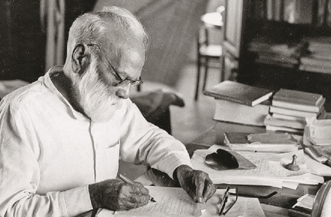 مولوی صاحب علی گڑھ کے ذہین طلباء میں ممتاز اورساتھیوں نیز اساتذہ میں مقبول تھے