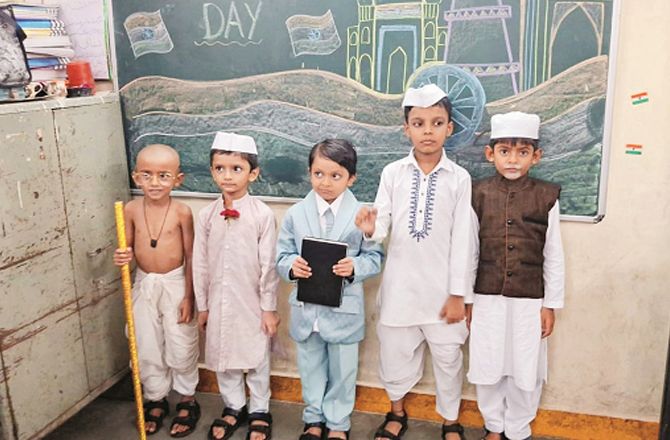 بارش میں یوم آزادی کی تقریبات ،طلبہ نے جوش وخروش سے حصہ لیا