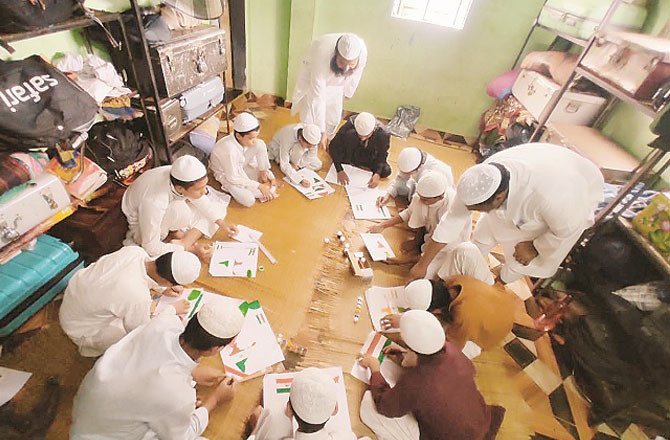 دینی مدارس میں جشن آزادی کی تیاری، طلباء پرچم بنانے میں مصروف