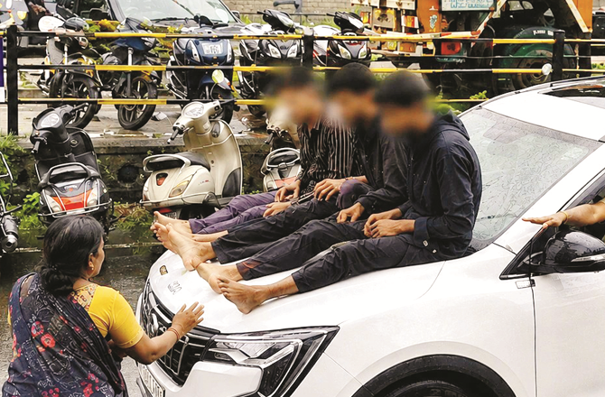 نابالغ ملزمین کو گاڑی کے بونٹ پر باندھ کر گھمانے والے افسر کا تبادلہ