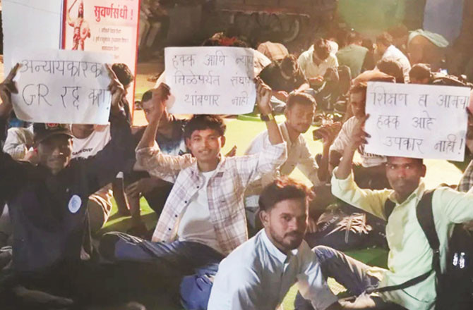 ہاسٹل کے قواعد سے قبائلی طلبہ ناراض، ایڈیشنل کمشنر کے دفتر کے باہر دھرنا