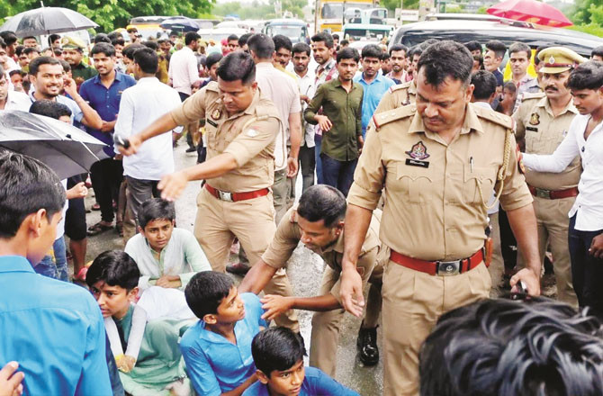 خستہ حال روڈ کے خلاف احتجاج کرنے والے بچوں کےساتھ پولیس کی بدسلوکی 