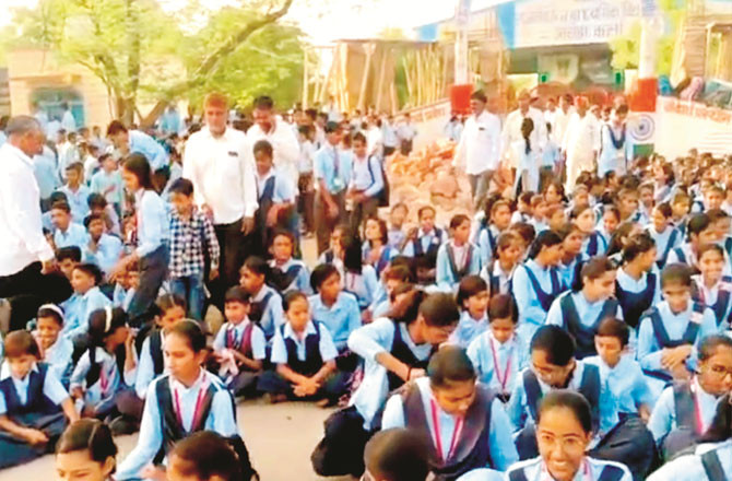 مسلم پرنسپل کے تبادلے کو روکنے کیلئے ہندو اکثریتی گاؤں کے طلبہ کا دھرنا