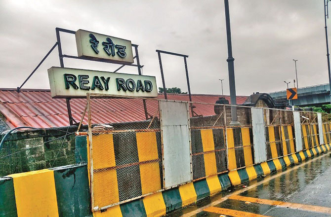 رے روڈ پربریج سے اسٹیشن تک جانےکاراستہ ندارد