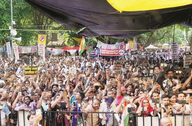 جنتر منتر کا سبق: جمہوریت صرف الیکشن کا نام نہیں ہے