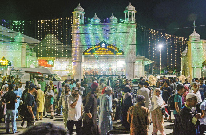 میلادالنبی ؐبرقی قمقموں کی روشنی نہیں، دلوں کے چراغ روشن کرنے کا نام ہے