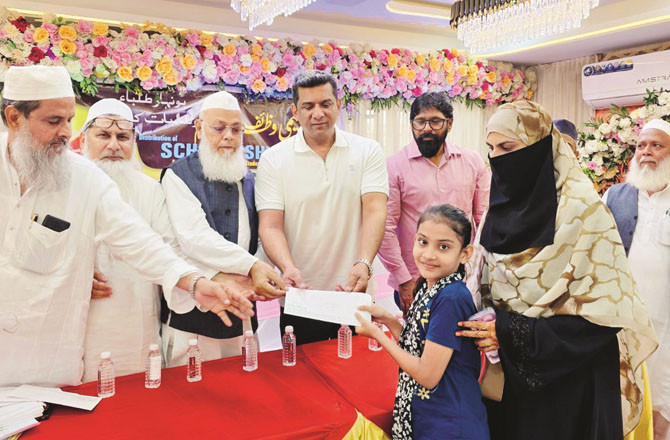 جمعیۃ علماء کی جانب سے۵۵؍ طلباء وطالبات میں اسکالر شپ کے چیک تقسیم 