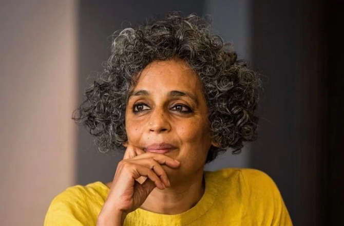 غزہ پر جیوری ممبران کے ”حیران کن“ تبصرے: اروندھتی رائے نے برلن فلم فیسٹیول کا بائیکاٹ کیا