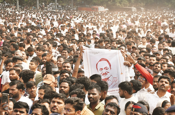 اس ہفتےمہاراشٹر کے بیشتر اخبارات نے اجیت پوار کی ناگہانی موت کو موضوع بنایا