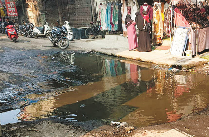 بھیونڈی : گندا پانی سڑک پر جمع ہونے سے شہری پریشان 