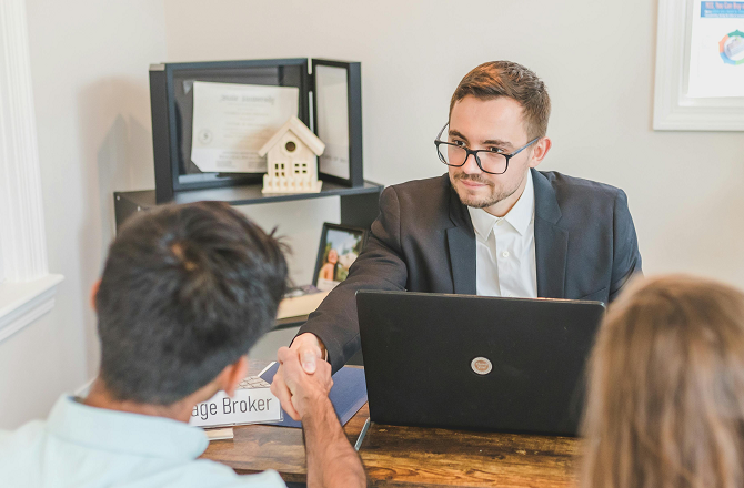 فتاوے: دلالی کی اجرت، وتر میں سہو، حرام آمد سے تنخواہ دینا