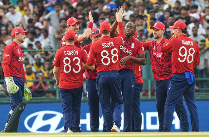 سری لنکا کے کھلاڑی ہدف کے تعاقب میں بے بس، انگلینڈ نے  میدان مار لیا