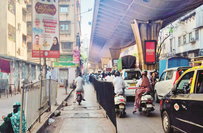 بھنڈی بازار:فٹ پاتھ پرکاروبار  سے روکنے پر ہاکرس پریشان