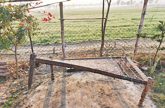 ’اوس‘ کی وجہ سے صبح ہوتے ہوتے چار پائی اکڑ جاتی اور ایک طرف اُونچی اُٹھ جاتی تھی