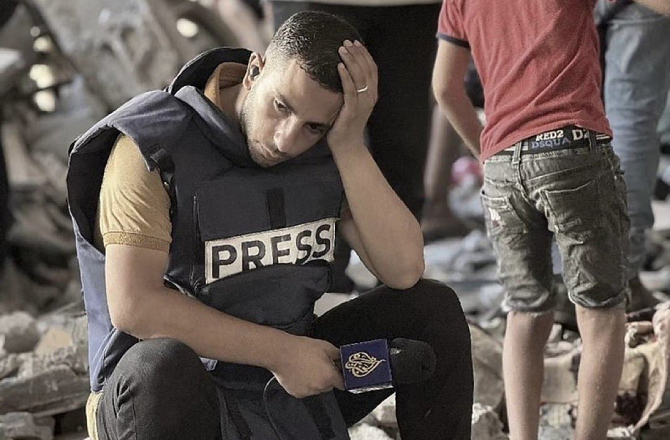 غزہ جنگ کے سائے میں عالمی میڈیا کا بحران: صحافی ہلاکتیں، دباؤ اور سنسرشپ