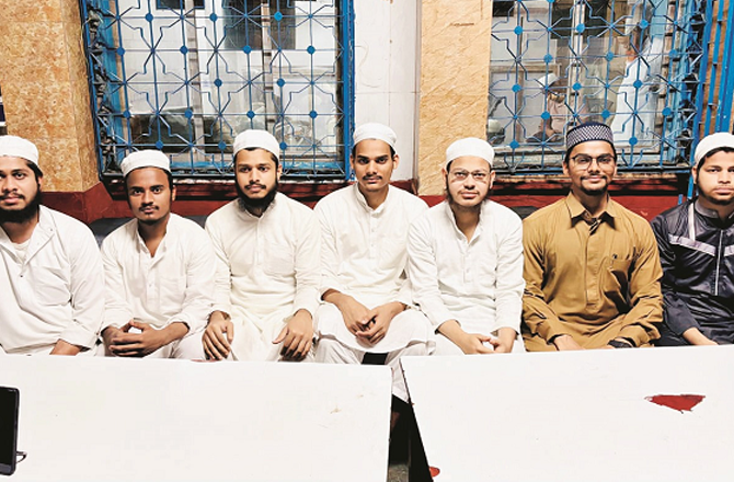 یہ حفاظ ایچ ایس سی کا امتحان بھی دے رہے ہیں اورتراویح بھی پڑھا رہے ہیں 