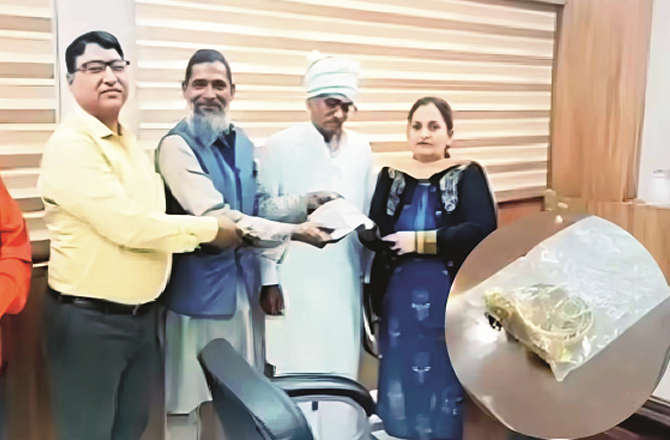 مسلم تاجرکی ایمانداری، لاکھوں کے زیورات اسکے مالک کو لوٹادئیے 