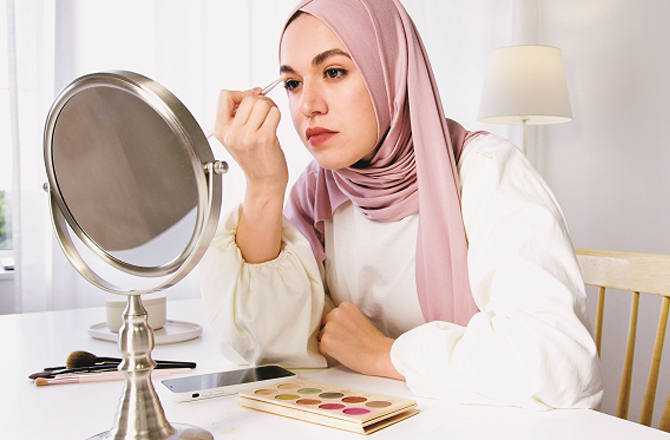 حساس جلد کی حامل خواتین میک اَپ کے دوران یہ غلطیاں نہ کریں