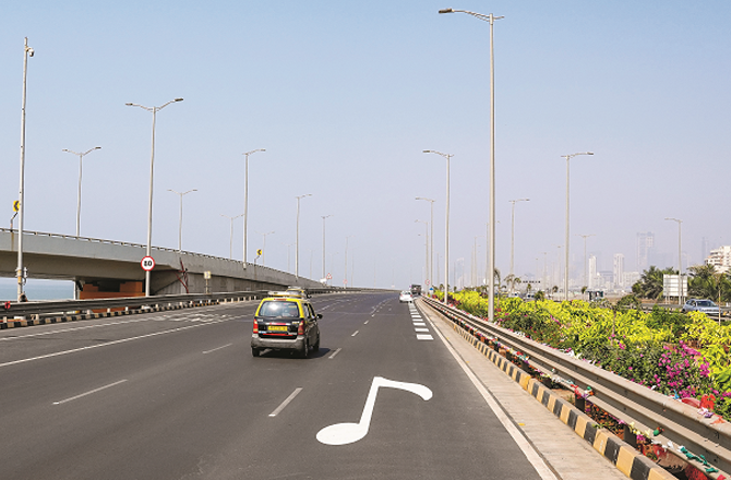 ممبئی میں ملک کے پہلے’’میوزیکل روڈ‘‘ کا ڈرائیور لطف رہے ہیں 