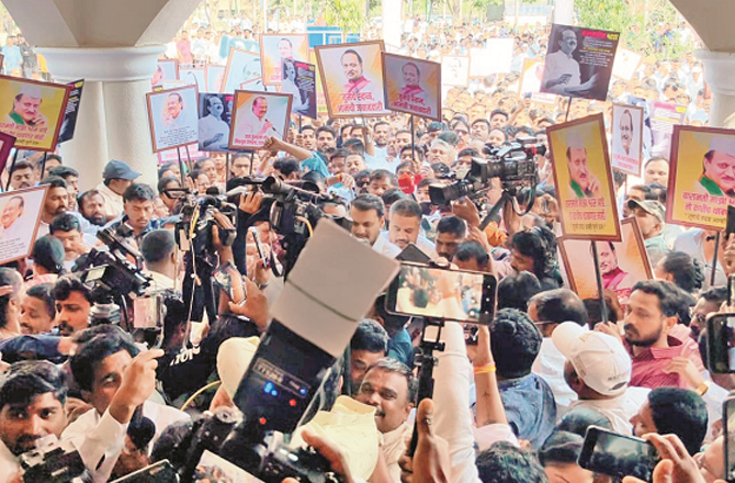 بارامتی کے باشندوں کا سڑکوں پر اتر کر احتجاج