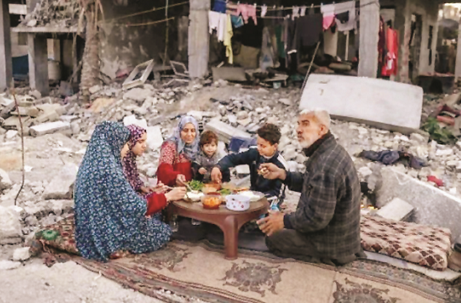 غزہ: پناہ گزیں کیمپ، ٹوٹے مکان، بکھرے خاندان مگر عزم بلند، ملبہ پر افطاری