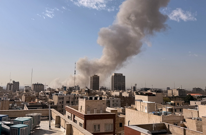 اسرائیل کا ایران پر حملہ، ہنگامی حالت نافذ، اسکول بند، عوامی اجتماعات پر پابندی