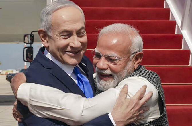 مودی کنیسٹ میں غزہ نسل کشی پر بات کریں: پرینکا گاندھی