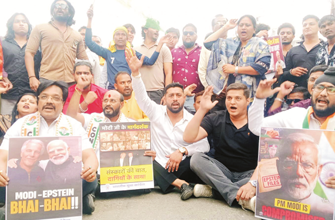 مودی حکومت کے خلاف کانگریس کا احتجاجی مورچہ ، پولیس کا ہلکا لاٹھی چارج