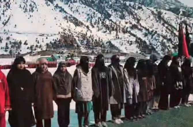 گوریز اسنو لیگ میں خواتین کا پہلا کرکٹ میچ منعقد ہوا