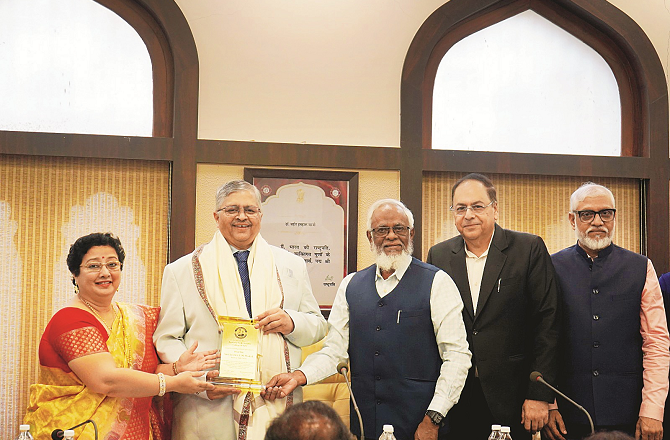 ’’آئین کو پڑھنے سے زیادہ اس پر عمل اور اپنی زندگی میں نافذ کرنا ضروری ہے‘‘