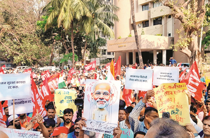 مزدور مخالف قوانین کیخلاف لیبر کمشنر کے دفتر کے باہر زبردست احتجاج