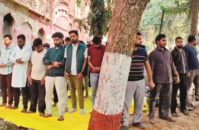 ہندو طلبہ نے انسانی زنجیر بنائی، مسلم طلبہ نے نماز ادا کی