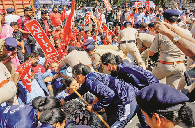  ملک گیر ہڑتال کا کئی ریاستوں میں زیادہ تو کئی ریاستوں میں جزوی اثر