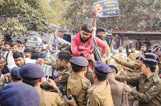  یوجی سی کے نئے ضوابط کے اطلاق کا مطالبہ، طلبہ سڑکوں پر اُترے، ملک گیر مظاہرہ