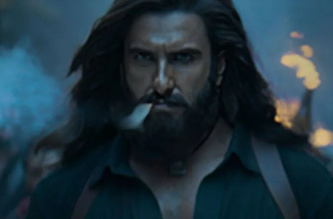 ’’دُھرندھر‘‘ کی پاکستانی گرے مارکیٹ میں دھوم: پائریٹڈ کاپیاں ۵۰؍ روپے میں دستیاب