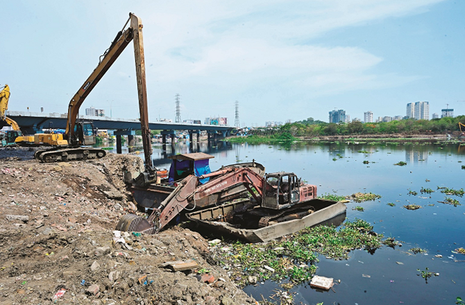 گزشتہ ۶؍ مہینے سے میٹھی ندی کی صفائی متاثر