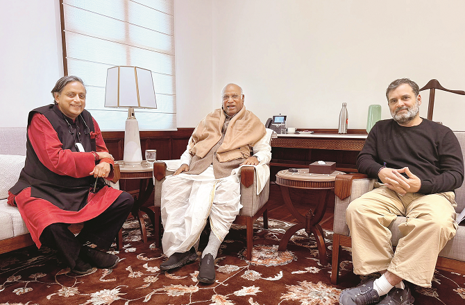 اس ہفتے اخبارات کا موضوع مرکزی بجٹ اور ششی تھرور کی کانگریس قائدین سے ملاقات رہا