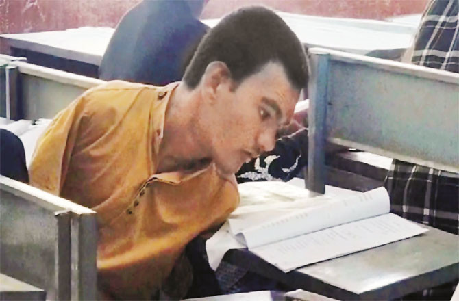 عزم کو سلام :ہاتھوں سے محروم ’سورج ‘ پیر سے پرچہ لکھتا ہے