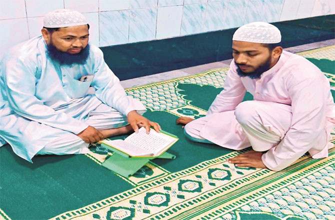 حفاظ تراویح کیلئے پاروں کا  دَور کرنے میں مصروف 