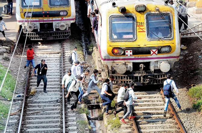 ممبئی میں گزشتہ سال ۴؍ ہزار ۸۴۱؍ مسافر ٹرین حادثات کا شکار ہوئے !
