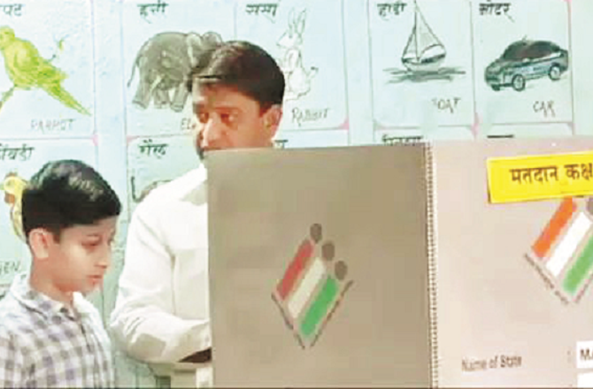  الیکشن میں ۲؍ سیاسی لیڈران نے نابالغ بیٹوں کے ہمراہ ووٹ دیا 