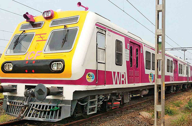 ویسٹرن ریلوے میں ۱۵؍ڈبے کی پہلی نئی لوکل ٹرینجلد ہی پٹریوں پر دوڑے گی 