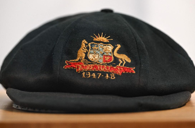 ڈونالڈ بریڈمین کی بیگی گرین کیپ گولڈ کوسٹ کی نیلامی میں ریکارڈ قیمت پر فروخت