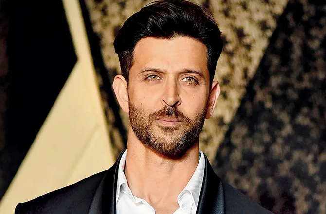 واکنگ اسٹک کے سہارا چلتے نظر آئے  رتیک  روشن، وائرل ویڈیو نےمداحوں کی فکر بڑھائی 