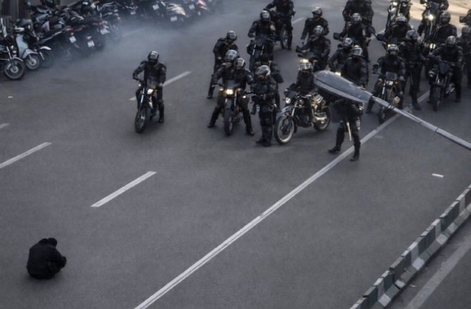 ایران: عوام کے احتجاج میں شدت، صدر نے اتحاد کی اپیل کی، جلاوطن ولی عہد کا ’نئے ایران کےجنم‘ کا اعلان