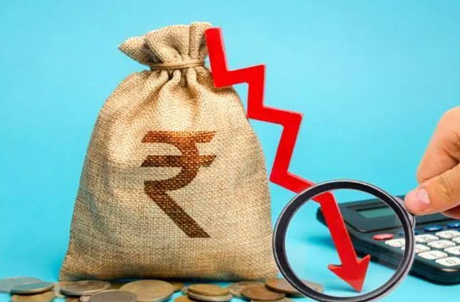 آر بی آئی کی مداخلت کے باوجود روپیہ کیوں گر رہا ہے؟۷۱ء۹۱؍ کی سطح پار 