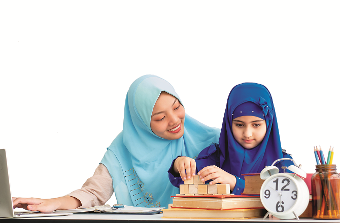 گھڑی کی سوئیوں کے ساتھ ہماری عمر کا گراف گھٹ رہا ہے 