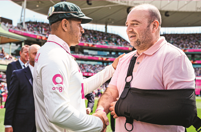 احمد الاحمد کو ایشیز سیریز میں اعزاز، اسٹیڈیم میں موجود ۴۸؍ ہزار افراد نے کھڑے ہوکر استقبال کیا