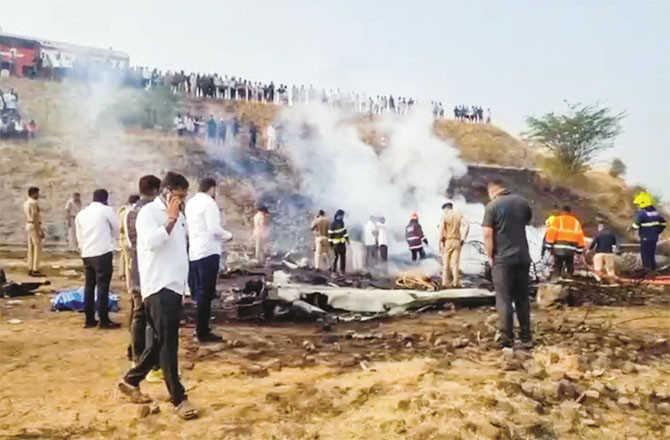 لینڈنگ کے وقت زوردار دھماکہ ہوا اور پھرطیارہ سے آگ اور دھواں اٹھا چلا کہ اس میں اجیت داد ا تھے