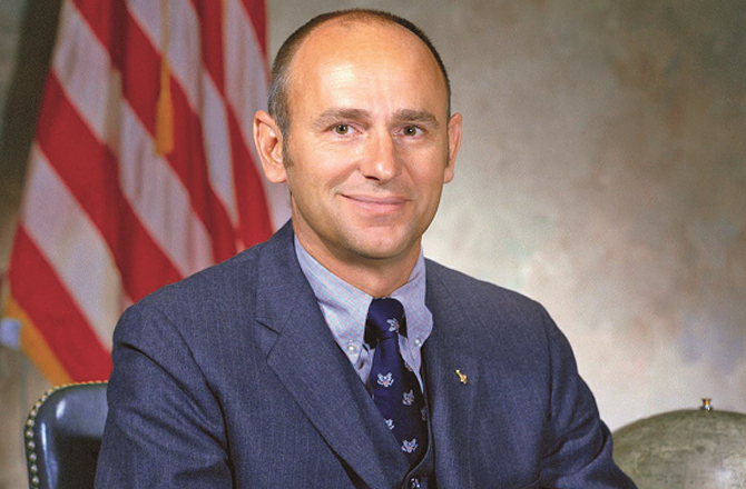 ایلن لاورن بین مشہور امریکی خلا باز،بحری افسر اور مصور تھے